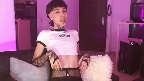 _alexblunt_ online show from December 12, 6:14 am