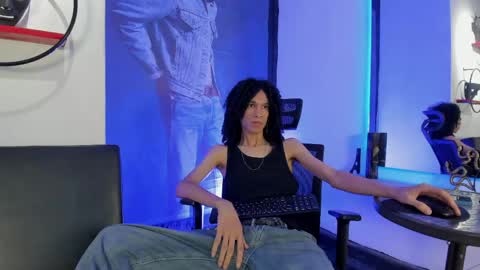 anddy_hugecock online show from May 18, 7:18 pm