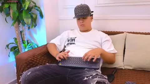 bennett_alejoo online show from June 2, 7:59 pm