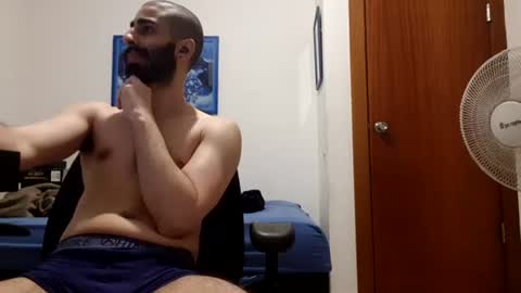cuteguy52 online show from June 18, 10:15 pm