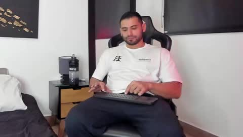 Dereck Vega online show from December 7, 9:33 pm