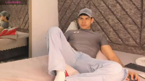 derek_voss online show from May 20, 12:34 pm