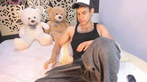 derek_voss online show from May 19, 12:33 pm