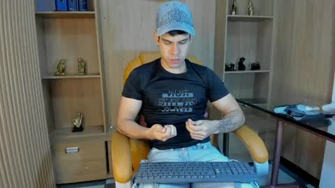 derek_voss online show from April 28, 11:37 am