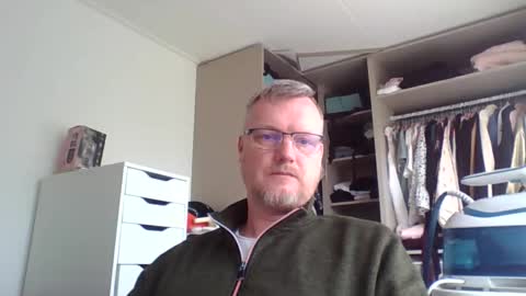 dirkkie1975 online show from May 12, 6:44 am