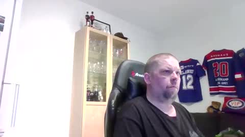 fluffy_espen online show from April 26, 4:32 am