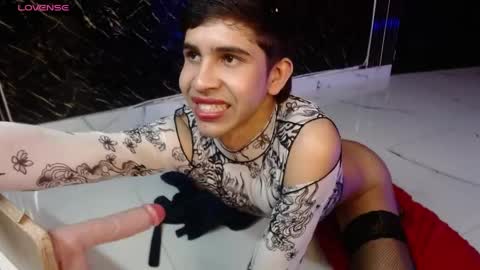 joshua_saenz_ online show from May 29, 10:20 pm