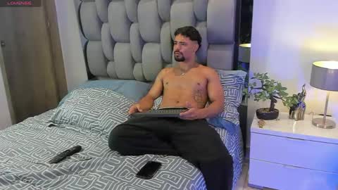 justin_lenox1 online show from May 5, 12:45 am