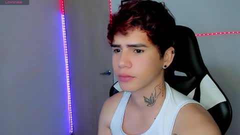 kiss_whitee online show from March 26, 7:12 am