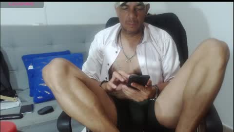 latinmartin254 online show from May 20, 1:56 am