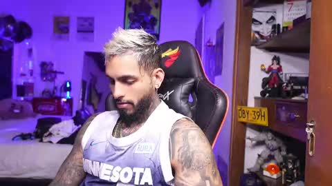 logan_hugh8 online show from March 26, 10:30 am