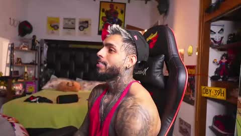 logan_hugh8 online show from May 25, 1:12 am