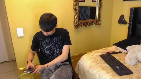 luckk_ online show from April 30, 5:14 am
