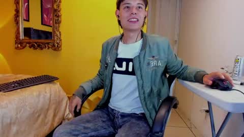 luckk_ online show from June 8, 1:39 am