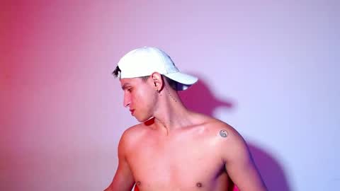 rowanboy23 online show from May 28, 3:32 pm