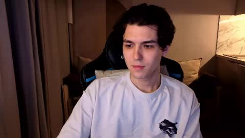 travisrivas online show from August 5, 2:05 am