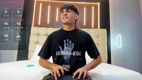 zack23__ online show from June 12, 3:05 am