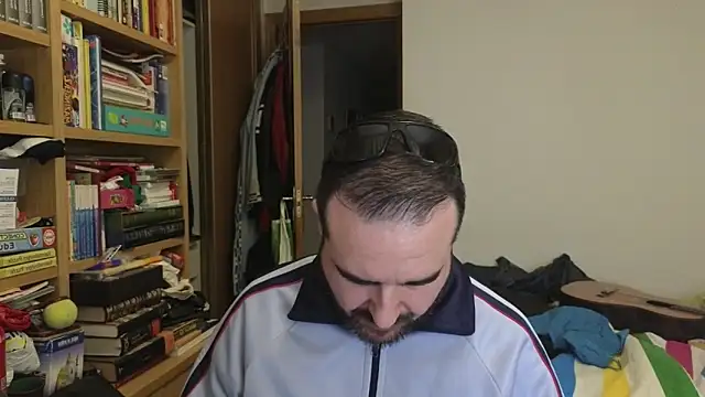 curiosillo83 online show from April 9, 9:04 am