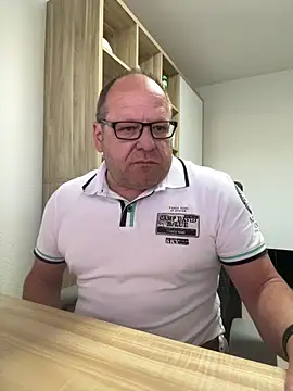 coupleLatinaLovers online show from April 27, 5:04 am