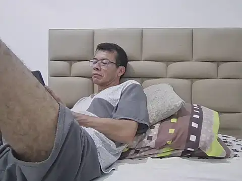 skinnylatino51 online show from April 16, 12:32 am