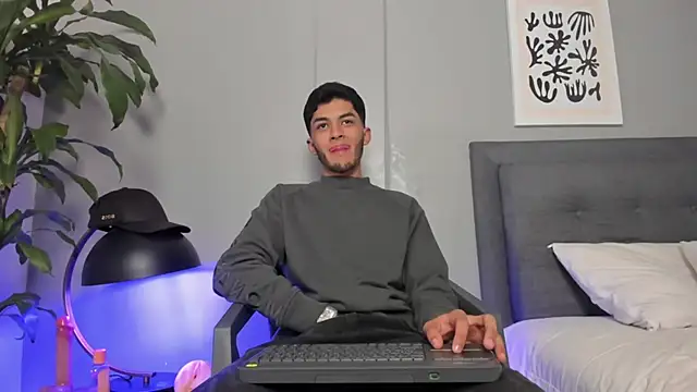 Tylerffoxx online show from June 21, 6:19 am