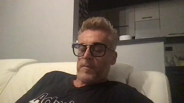 Axl hot online show from May 23, 8:58 pm