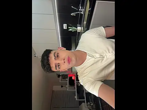 aronnhidden online show from July 3, 2:29 am