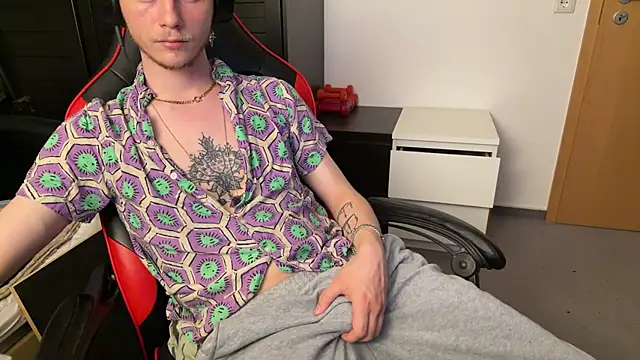 cutiebishy online show from May 22, 3:11 am