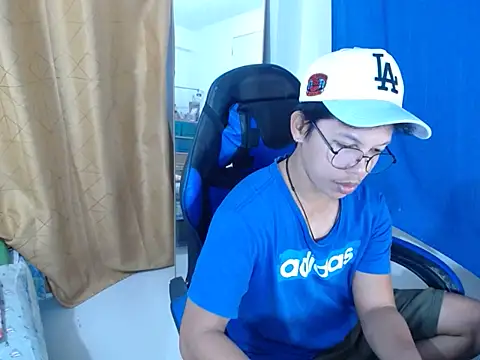 holly oreo online show from July 10, 3:15 pm