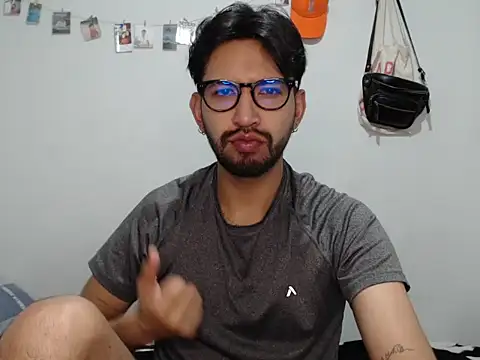 thomass1018 online show from June 16, 2:36 am