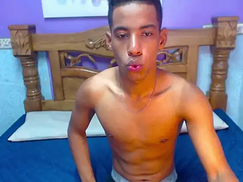 Luigi Ferrer online show from March 17, 1:31 am