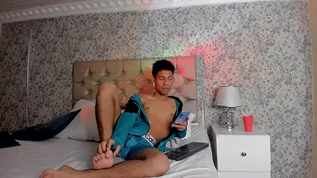 NoaahTylor online show from April 27, 4:31 am