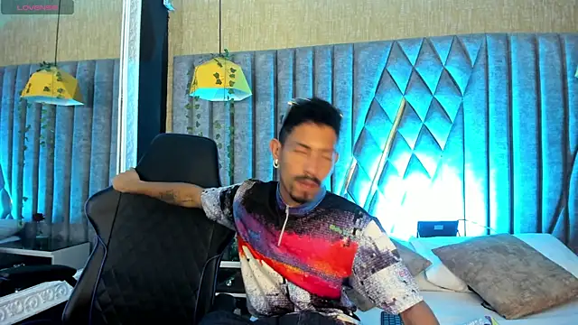 NoaahTylor online show from July 10, 4:38 am