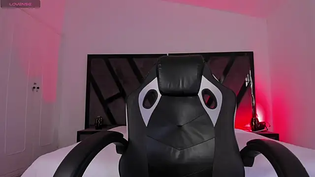 DylanRoyce  online show from April 6, 12:39 pm