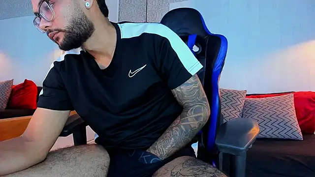 KyleJoss30 online show from May 3, 9:28 pm