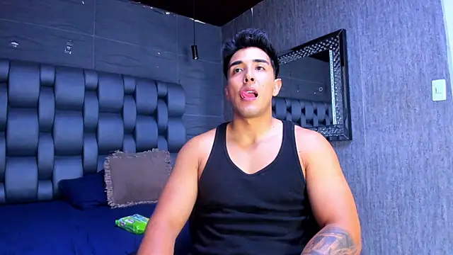 alangreek1 online show from April 30, 11:31 pm