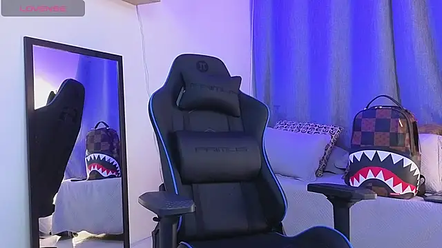 ASHTON HILS online show from July 2, 3:23 am