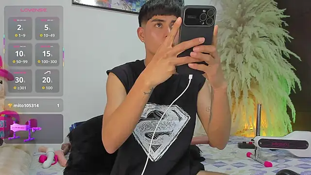 lukasstrong  online show from August 8, 1:56 am