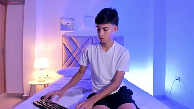 Baby noahtt online show from June 4, 10:05 pm