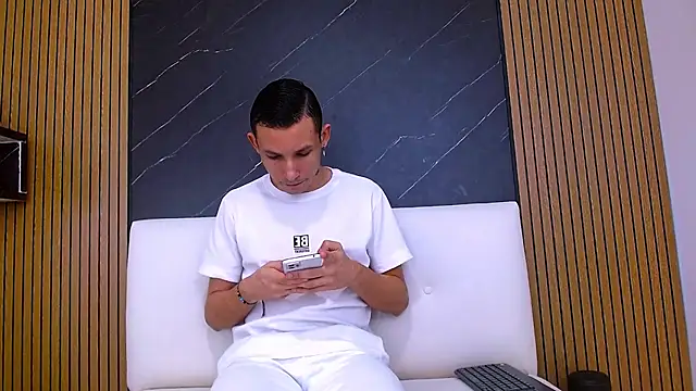 Isak Berekoa online show from June 26, 11:02 am