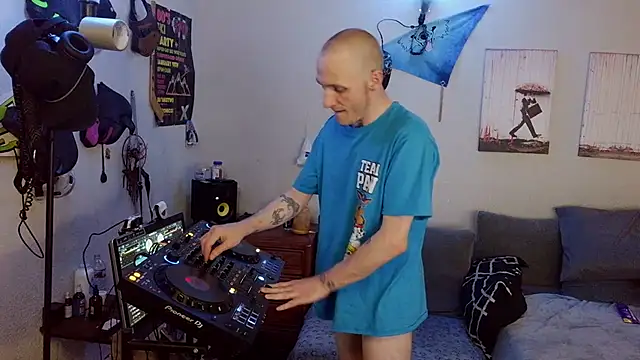 pyrowuff online show from July 7, 7:45 am