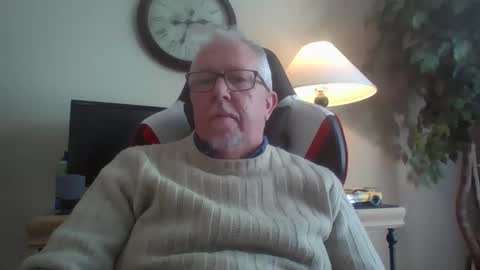 Snapshot of 72funguy71 chatting on December 13, 7:32 pm 72funguy71 online show from December 13, 7:32 pm