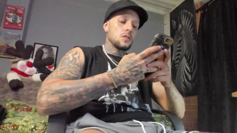 Snapshot of _emilio_escobar chatting on December 15, 1:24 am Emilio online show from December 15, 1:24 am