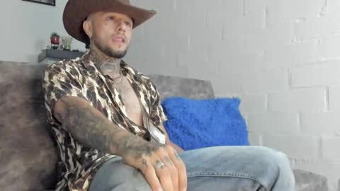 Snapshot of _emilio_escobar chatting on February 24, 10:04 am Emilio online show from February 24, 10:04 am