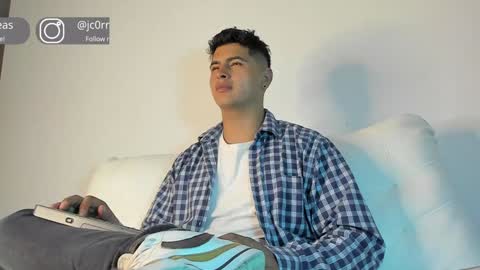 Snapshot of _juanes__ chatting on December 3, 11:35 pm _juanes__ online show from December 3, 11:35 pm