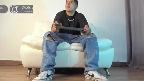 Snapshot of _juanes__ chatting on December 31, 9:28 pm _juanes__ online show from December 31, 9:28 pm