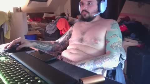 _smiley_bear27 online show from December 3, 9:26 am