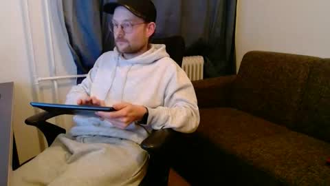 _whoisthatguy_ online show from November 25, 4:31 pm