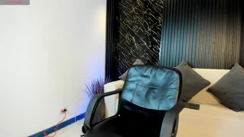 Aaron online show from April 1, 8:06 pm