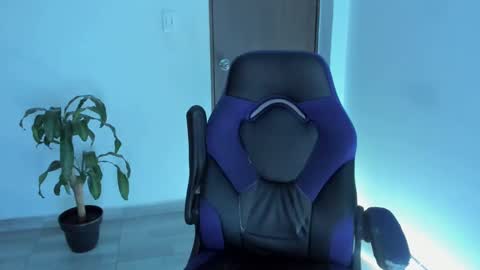 Independence model AbelAsburgo online show from November 6, 1:08 am